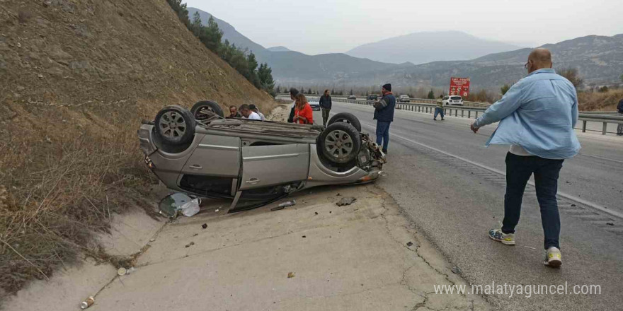 Yağmurlu havada kontrolden çıkan otomobil takla attı: 2 yaralı