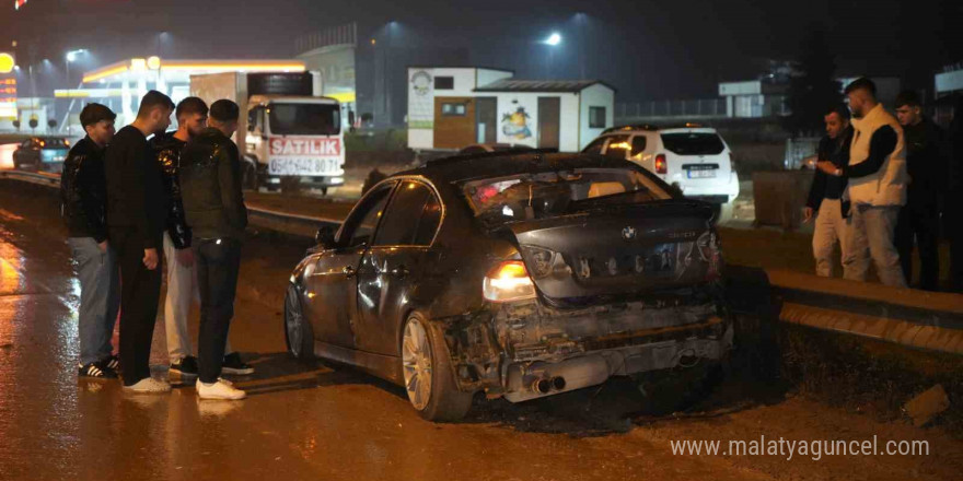 Yağmurun kayganlaştırdığı yolda zincirleme kaza: 1 yaralı