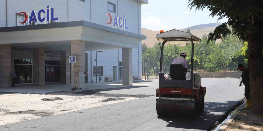 Yahyalı Belediyesi devlet hastanesi acil girişinde asfaltlama yaptı