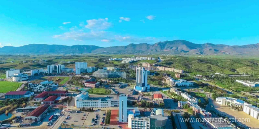 Yakın Doğu Üniversitesi, Türkiye genelinde en iyi ilk beş üniversite arasında yer aldı