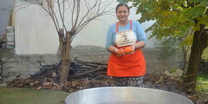 Yaklaşık 1 asırdır aynı yöntemle hurma pekmezi yapıyorlar