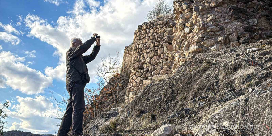 Yalnızlığa terk edilen 2 bin yıllık kale ve kaya mezarlar turizme kazandırılmayı bekliyor