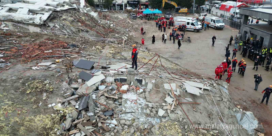 Yalova’da deprem tatbikatı gerçeğini aratmadı