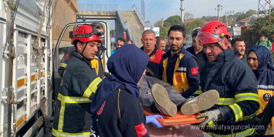 Yalova’da kamyonet kamyona arkadan çarptı: 1 yaralı