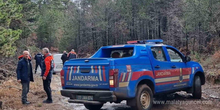 Yalova’da ormanda araçları çamura saplanan 2 kişi kurtarıldı