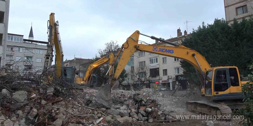 Yalova’da valilik binasının yıkımı devam ediyor