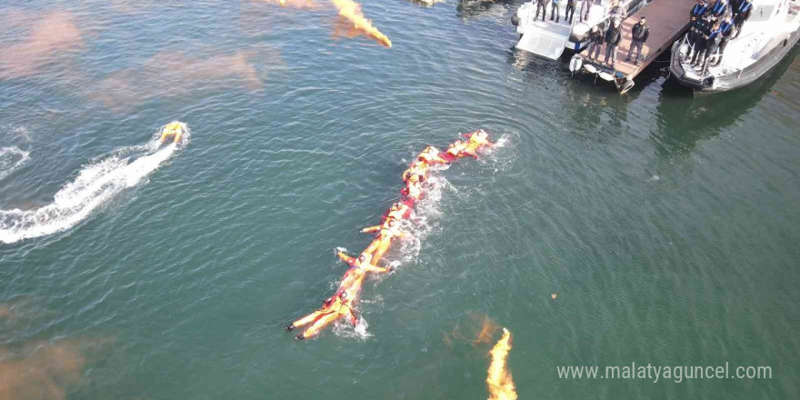 Yalova’da zorlu gemi adamı eğitimini tamamlayan polisler sertifikalarını aldı