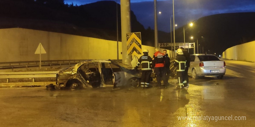 Yanan otomobilde sıkışan sürücüyü vatandaşlar kurtardı