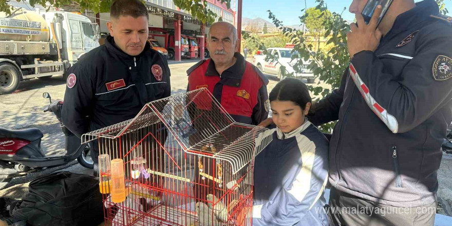 Yangında kuşları telef olan küçük kıza itfaiye ekiplerinden anlamlı jest