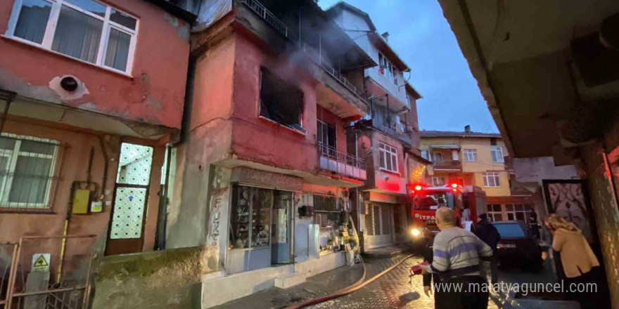 Yangının çıktığı ev kullanılamaz hale geldi