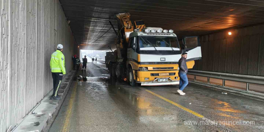 Yapı malzemeleri taşıyan vinç alt geçitte sıkıştı