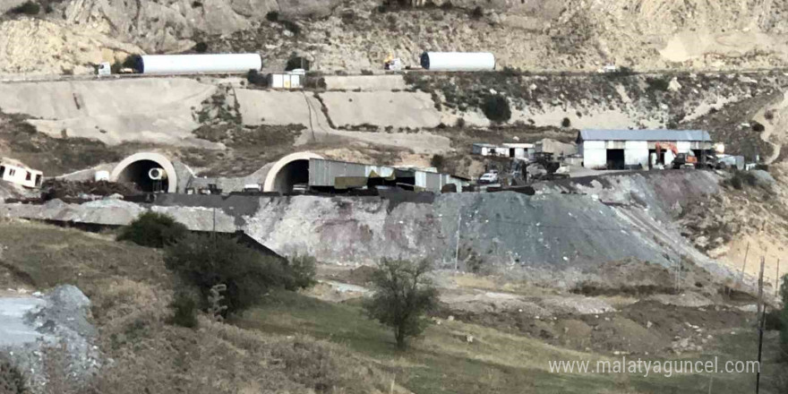 Yapım işi Bayburt Group tarafından sürdürülen ve 12 yıldır bitmeyen tünelden sürücüler umudunu kesti