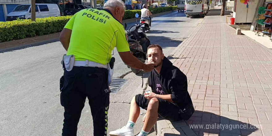 Yaralanan motosiklet sürücüsü hastaneye gitmeyi kabul etmedi