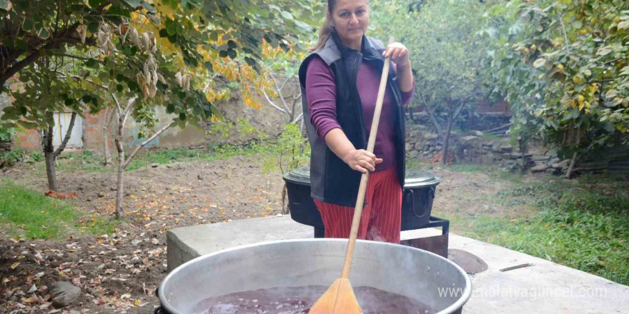 Yarım asırdır aynı yöntemle hurma pekmezi yapıyorlar