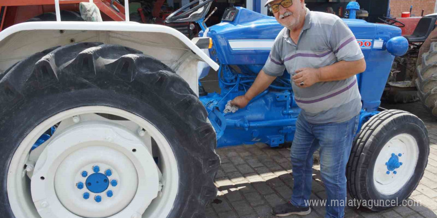 Yarım asırlık traktörüne gözü gibi bakıyor