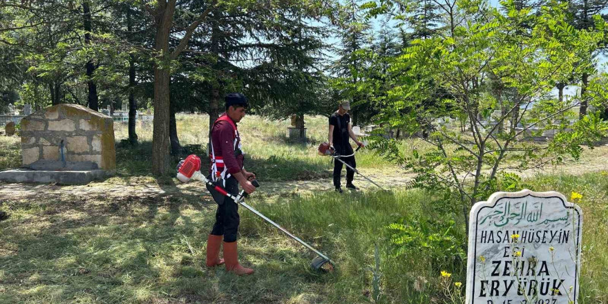 Yarımca köyü mezarlığında kapsamlı bir temizlik çalışması yapıldı