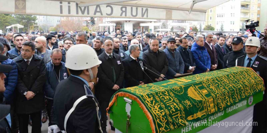 Yasak olduğunu iddia ettiği ameliyatta eşini kaybeden kadın 7 yıldır hukuk mücadelesini sürdürüyor