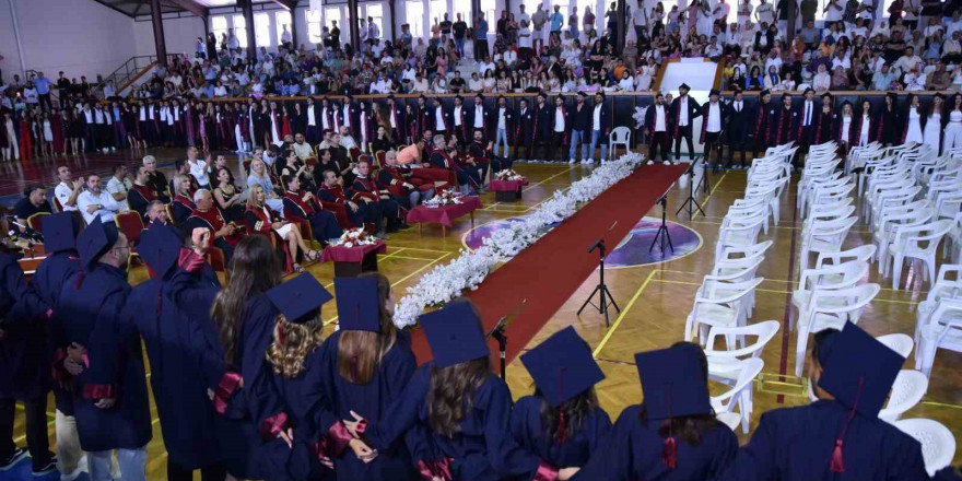 Yaşar Doğu Spor Bilimleri Fakültesinde 250 öğrencinin mezuniyet heyecanı