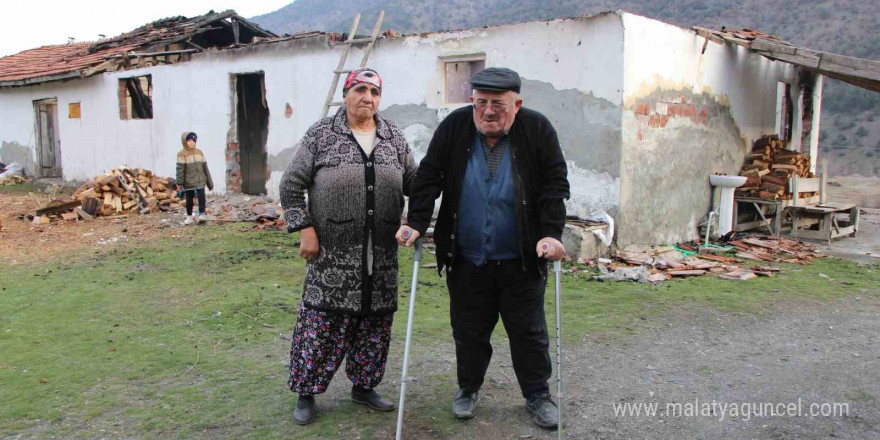 Yaşlı çift kış günü evsiz kaldı: 'Sadece sırtımdaki ceket kaldı'