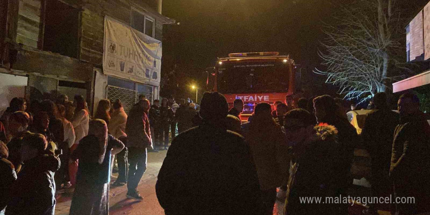 Yaşlı çiftin kaldığı gecekondu yandı, mahalleli sokağa döküldü