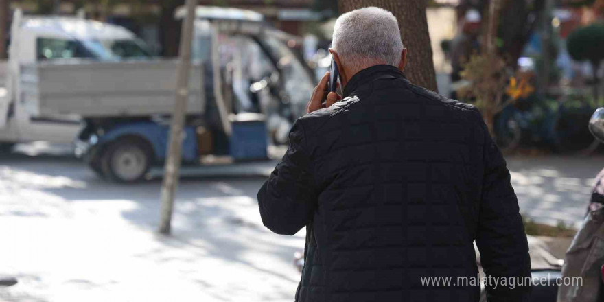 Yaşlıları dolandırıcılardan korumanın en etkili yolu: Dijital okuryazarlığının artırılması