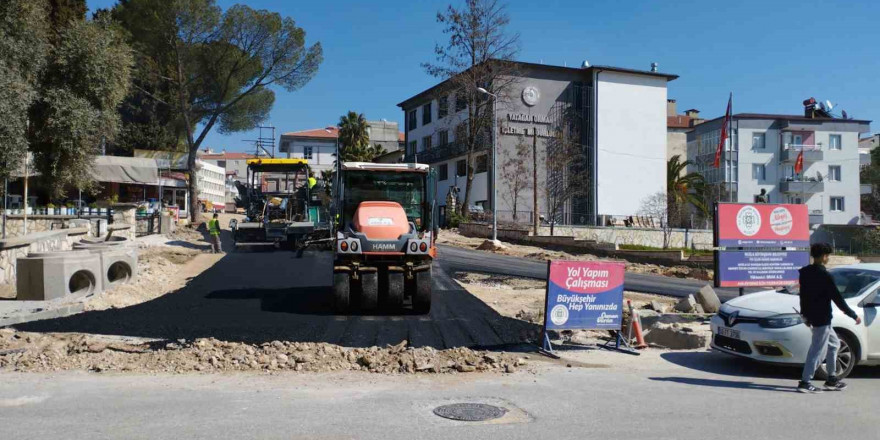 Yatağan Atatürk Caddesi’nde sıcak asfalt çalışmasının birinci katı tamamlandı