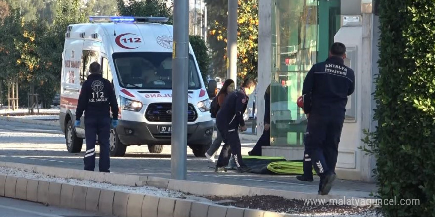 Yaya üst geçidine çıkan genci polis ikna etti