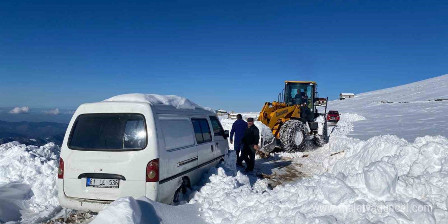 Yaylada karda mahsur kalan araç için belediye ekipleri seferber oldu