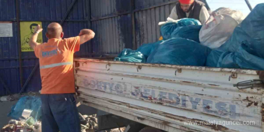 Yaylada vadiye atılan torbalarca çöp zorlu şartlarda toplandı