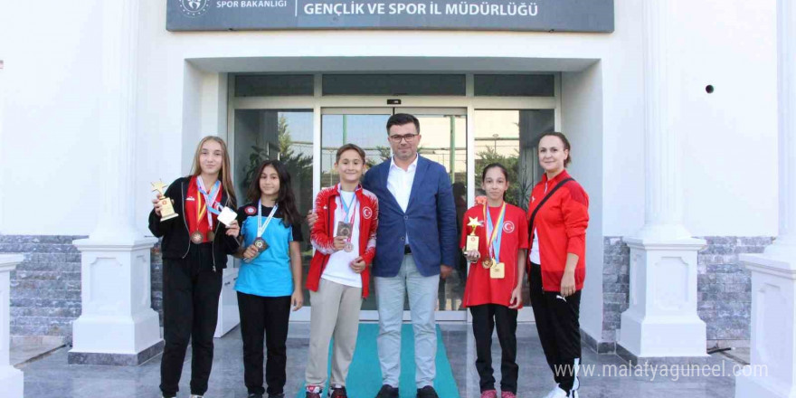 Yazıcı’dan başarılı sporculara hediye