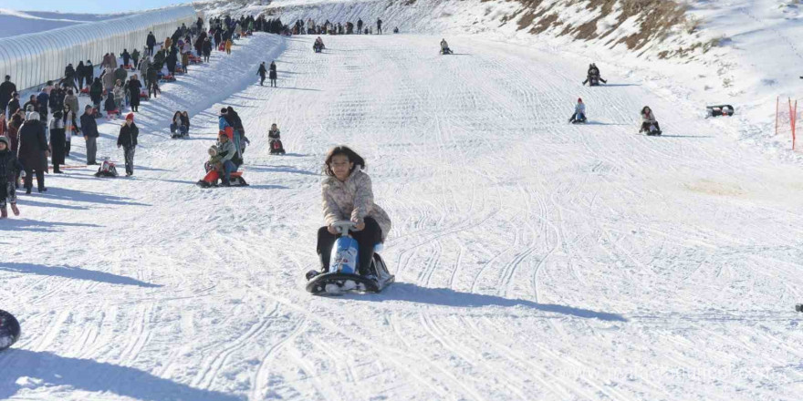 Yedikuyular Kayak Merkezi, hafta sonu 15 bin ziyaretçiyi ağırladı