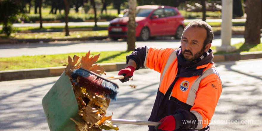 Yeni yılın ilk günü temizlik görevlileri ve pazarcılar çalıştı