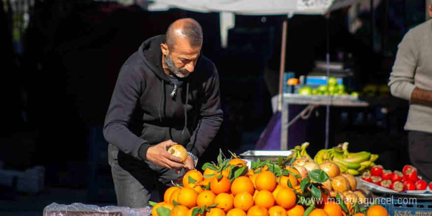 Yeni yılın ilk günü temizlik görevlileri ve pazarcılar çalıştı