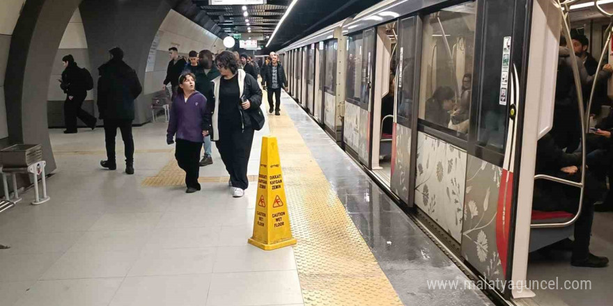 Yenibosna’da metro istasyonunun tavanından sular aktı