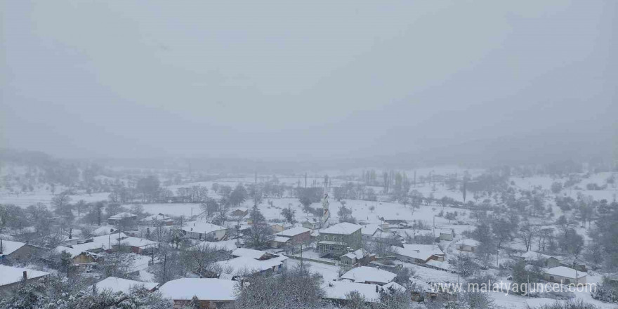 Yenice’nin yüksek kesimlerindeki dağ köyleri beyaza büründü