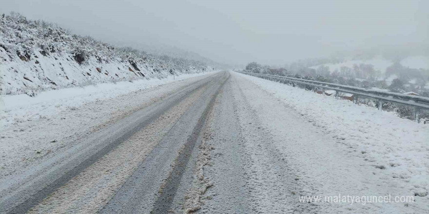 Yenice’nin yüksek kesimlerindeki dağ köyleri beyaza büründü