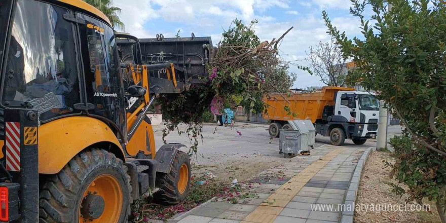 Yenişehir Belediyesi budama ve moloz atıklarını periyodik olarak topluyor