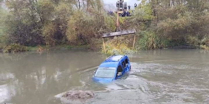 Yeşilırmak Nehri’ne düşen aracı ekipler çıkardı