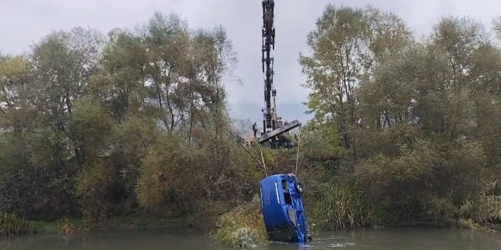 Yeşilırmak Nehri’ne düşen aracı ekipler çıkardı