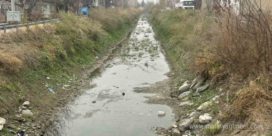 Yeşiltepe’te kanal çöplükten geçilmiyor