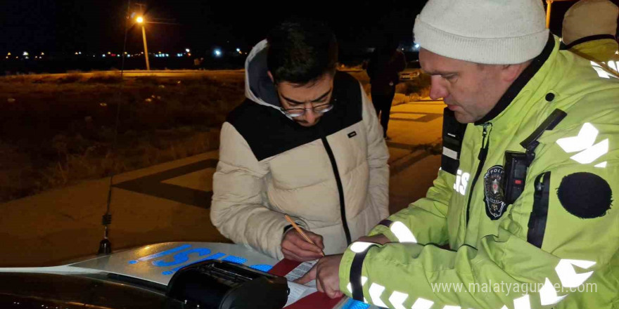 Yetersiz ehliyetle yakalandı, “Öğrenci adamım halimden anla” dedi