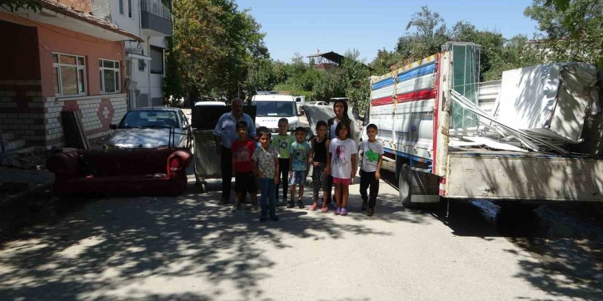 Yıkılmasını istedikleri ağır hasarlı bina için yolu trafiğe kapattılar