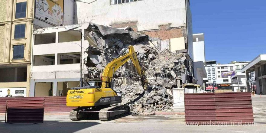 Yıkım esnasında başına moloz isabet eden işçi yaralandı