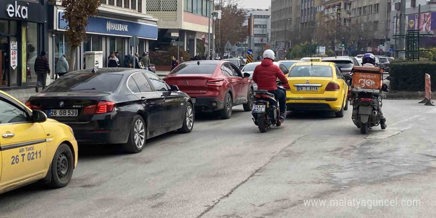 Yıkım için cadde kapatılınca kent trafiğini kilitlendi