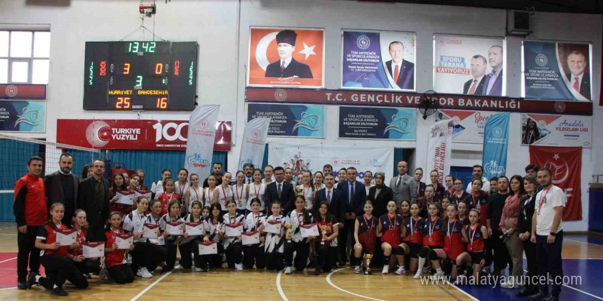 Yıldız kızlar voleybolda Hürriyet Ortaokulu birinci oldu