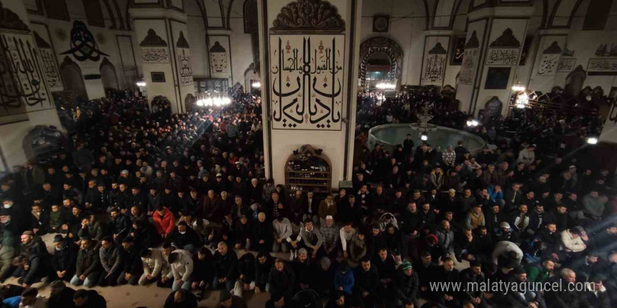 Yılın ilk sabah namazında binlerce vatandaş Ulucami’ye akın etti