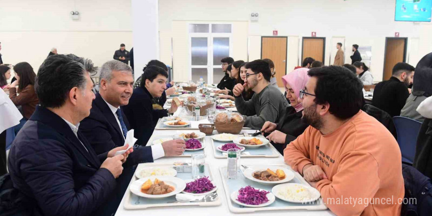 Yıllar önce öğrenci olarak geldiği yemekhaneye şimdi rektör olarak geldi