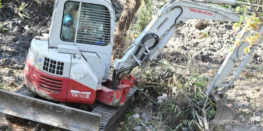 Yıllardır görmezden gelinen derede temizlik başladı