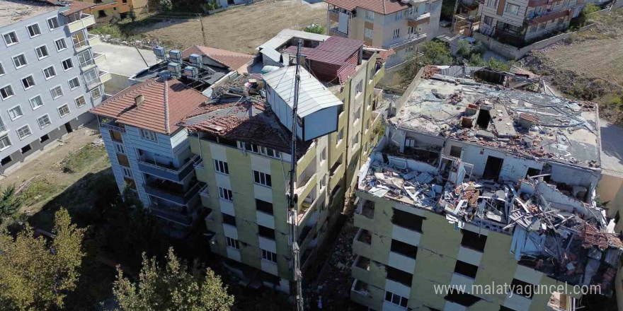 Yılların tutkusu için 40 bin lira harcatarak 5 katlı apartmanın üstüne vinçle konteyner koydurdu