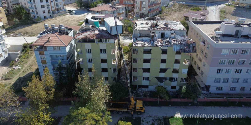 Yılların tutkusu için 40 bin lira harcatarak 5 katlı apartmanın üstüne vinçle konteyner koydurdu